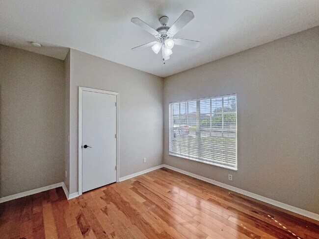 Building Photo - 906 Alfreda Ave