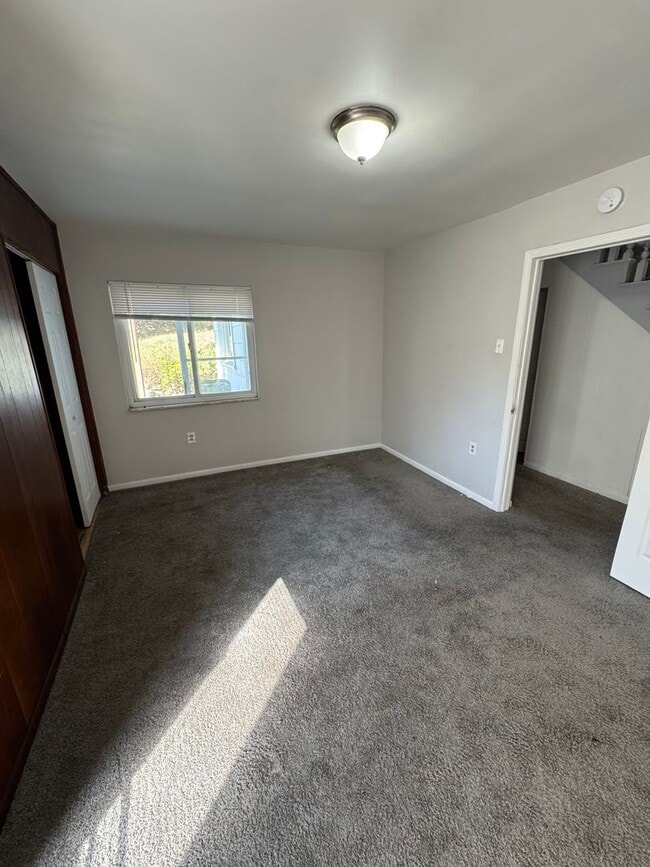 Building Photo - 4 Bedroom 1 Bathroom in Fineview!