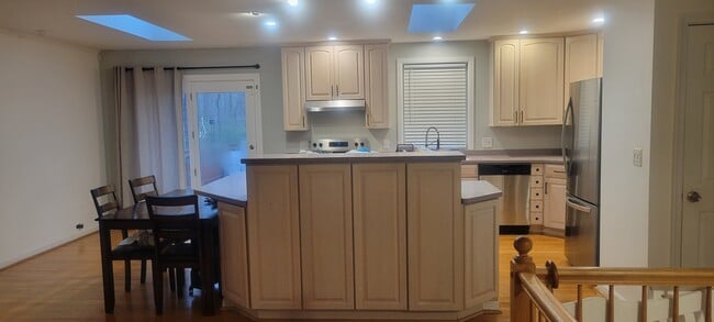 Building Photo - 2133 Hallmark Dr