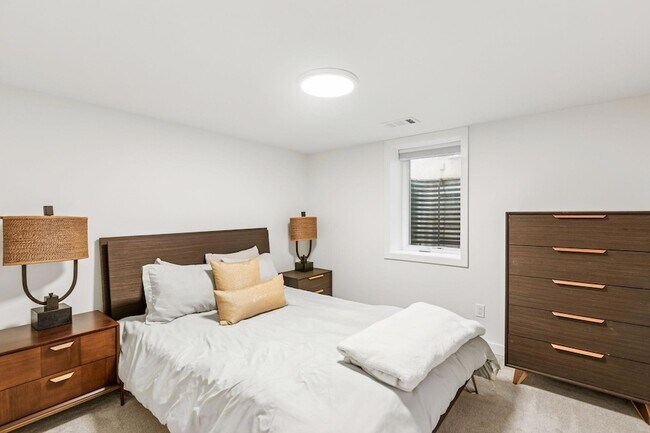 Building Photo - 3040 Hampshire Ave S