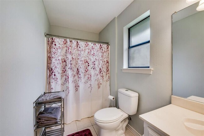 Building Photo - 617 Main St