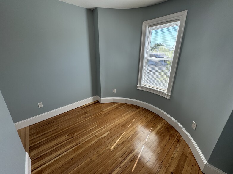 Building Photo - 116 Holland St