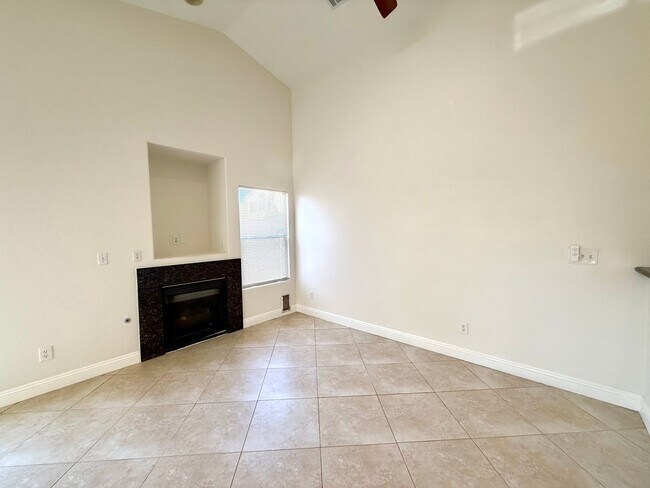 Building Photo - 3 Bedroom Home off of S Eastern and Sunrid...