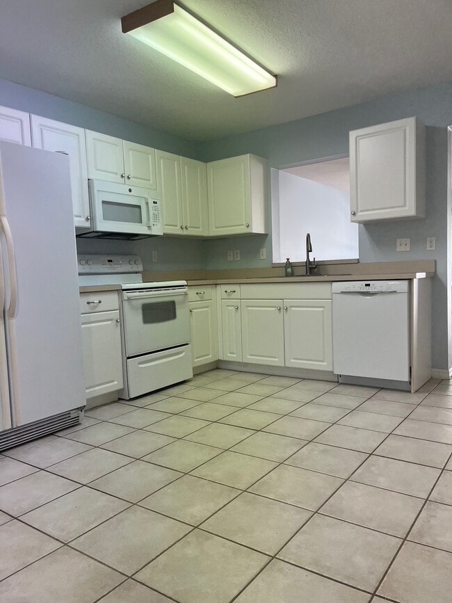 Building Photo - 2636 SW 35th Pl