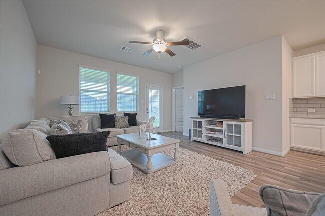 Primary Photo - 7076 Silverleaf Oak St