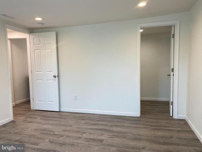 Building Photo - 920 Young St