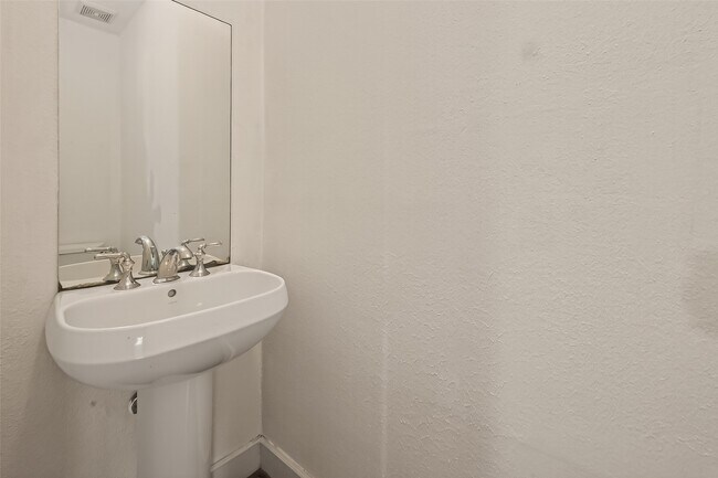 Building Photo - 1342 Rutland St