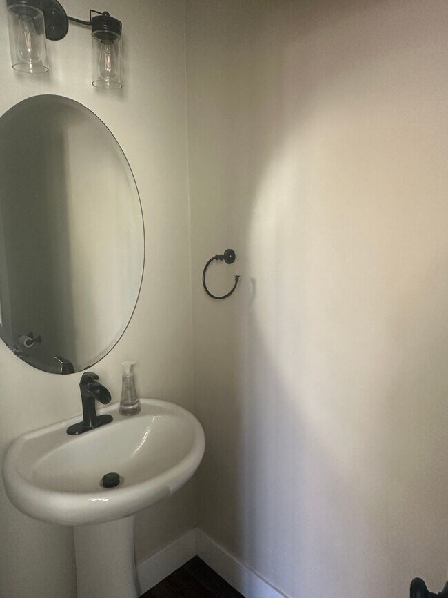 Building Photo - Charming Home in Winters, CA