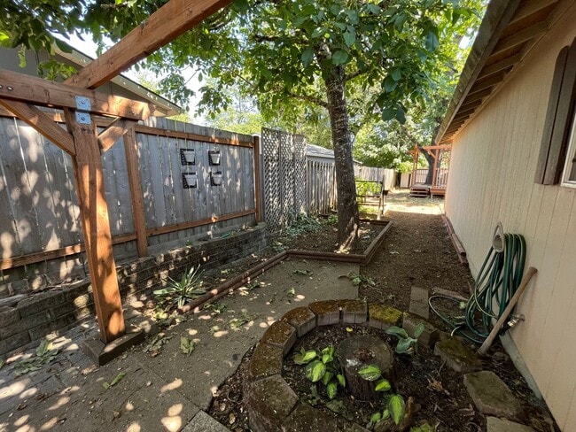 Building Photo - This Adorable 3 Bed / 2.5 Bath Ranch Style Homes Offers A Large Backyard and Beautiful Natural Li...