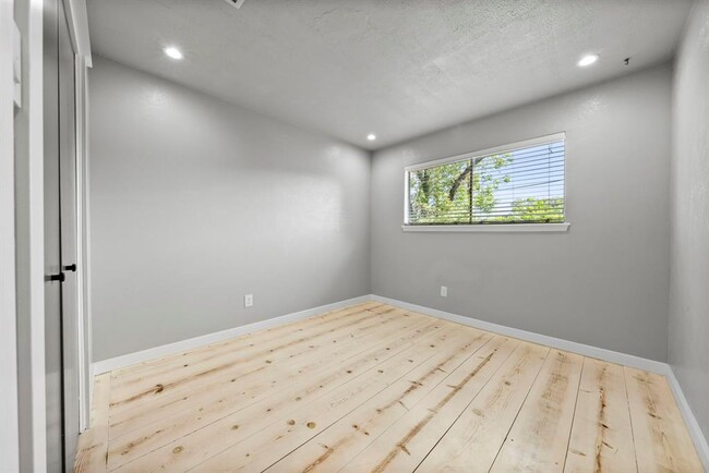 Building Photo - 9433 Singing Quail Dr