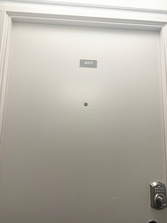 Building Photo - AVAILALE NOW- SPACIOUS 1 BED/ 1 BA CONDO IN HARBOUR RIDGE!