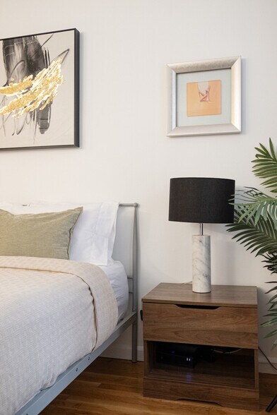 Building Photo - 305 E 95th St