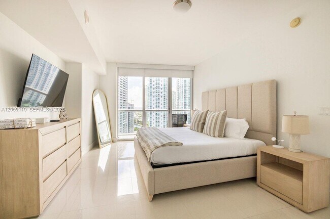 Building Photo - 485 Brickell Ave