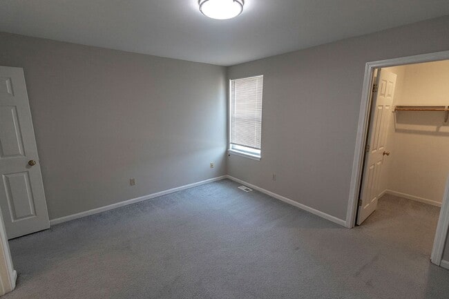 Building Photo - 212-214 Nikki Way