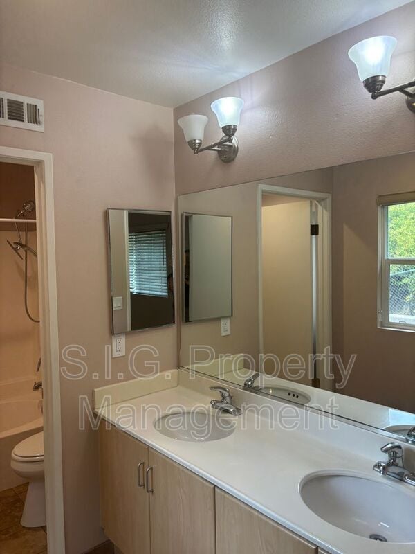 Building Photo - 202 Cancion Way