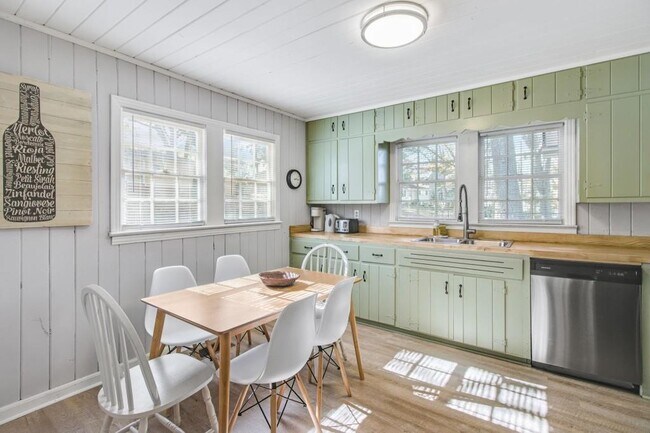 Building Photo - 250 Lake Dr