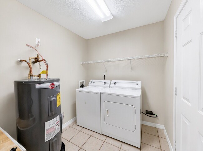 Building Photo - "Charming 2-Bed Townhouse Retreat on Scenic Oak Ln!"