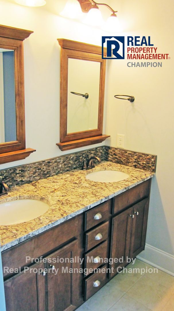 Building Photo - Custom Executive Home with Community Water...