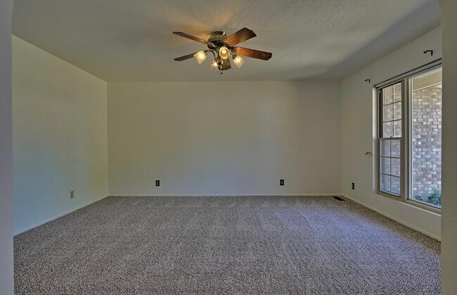 Building Photo - 6300 Jo Ann Pl NE