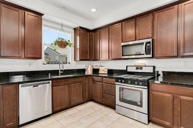 Building Photo - Clean 3 Bedroom 3 Bathroom Sacramento Townhome for Lease.