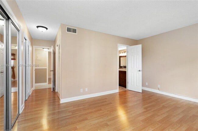 Building Photo - 301 NE 14th Ave