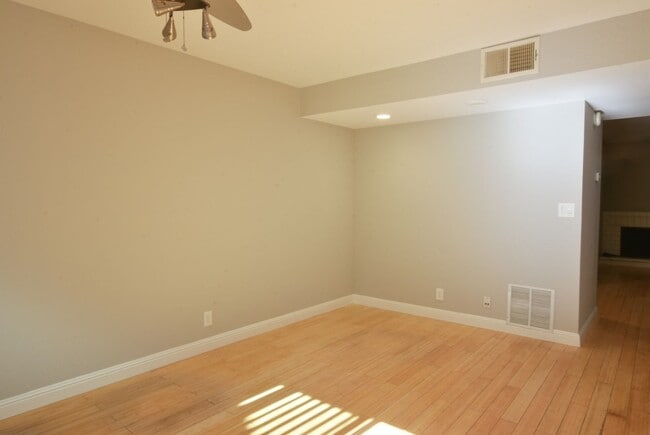 Building Photo - Beautiful 3 Bedroom 2.5 Bath End Unit Town...