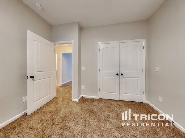 Building Photo - 3250 Alexandria Dr