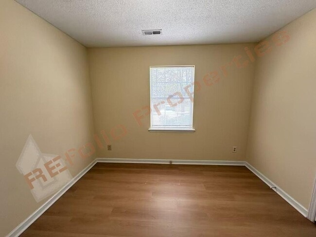 Building Photo - 703 Larchwood Dr