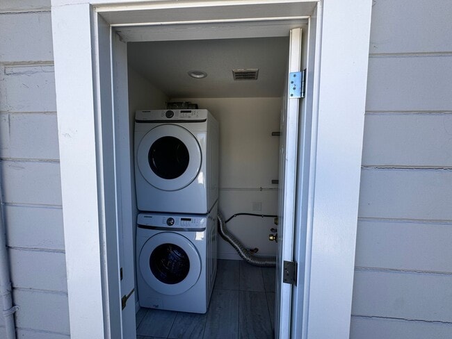 Building Photo - 3 BED/2 BATH HOME UPPER UNIT AVAIABLE FOR RENT IN OAKLAND, CA!!!! INCLUDING $500 OFF FIRST MONTHS...