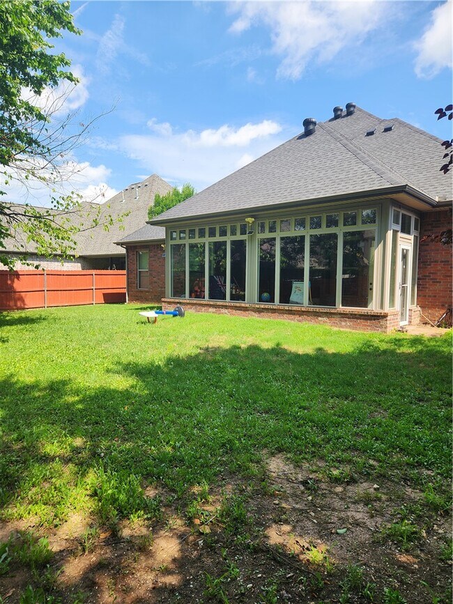 Building Photo - 1705 SW Hayfield Ave