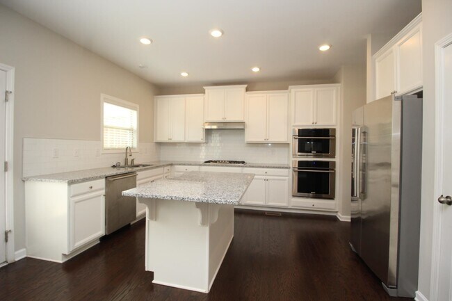 Building Photo - 660 Sunset Dr