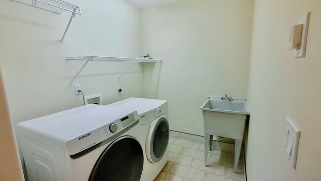 Building Photo - **$1000 OFF FIRST FULL MONTHS RENT**  Gorg...