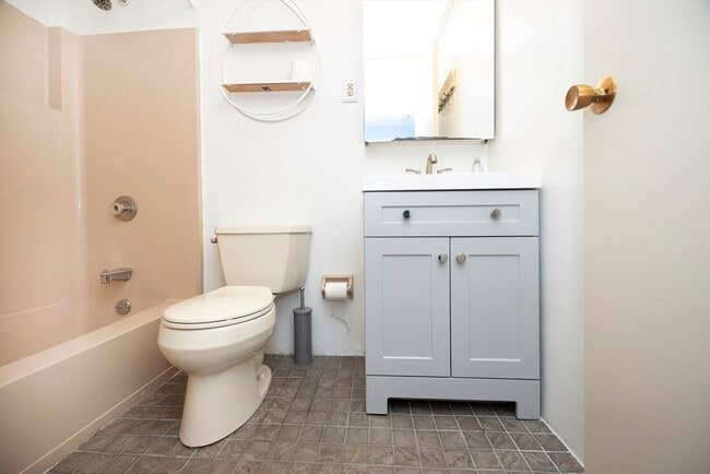 Building Photo - 11 Leonard Rd