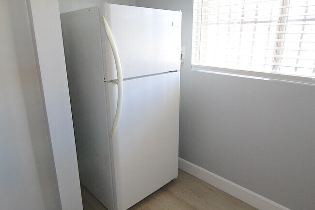 Building Photo - 3345 Del Mar Ave