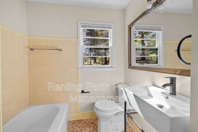 Building Photo - 405 18th Ave NW