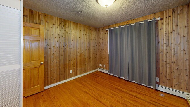 Building Photo - 3 Bedroom 2 Bath with Garage Available NOW!! Animal friendly!