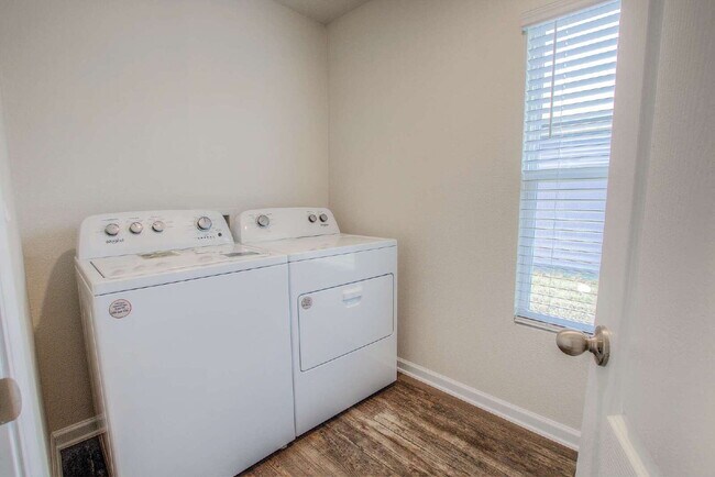 Building Photo - For Rent- 2nd month FREE Rent