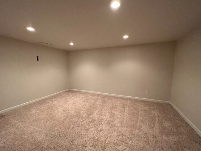 Building Photo - Single Family Home - Ready in May!