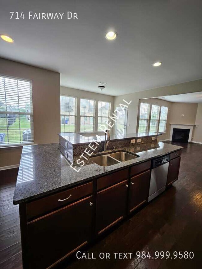 Building Photo - 714 Fairway Dr