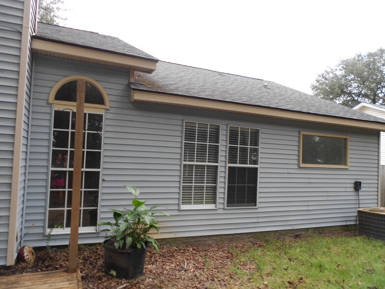 3 Bedroom 2 Bath House for Rent in Quail Hollow in Mt Pleasant. Lots of Upgrades. 3 Miles to IOP - 2084 Presidio Dr