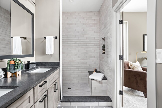 Building Photo - 322 N Summit St