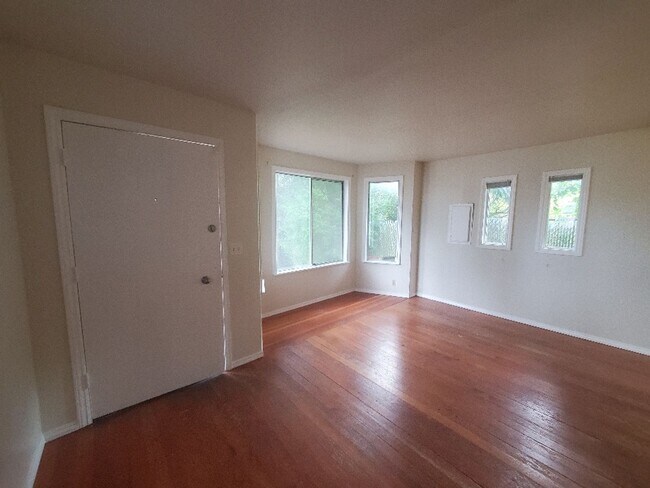Building Photo - Arbor Heights Bungalow, Available early Oc...