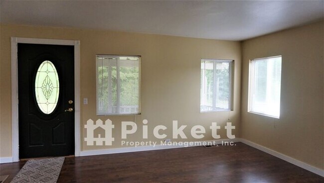 Building Photo - 3 Bedroom Poulsbo Farmhouse With Lots Of C...