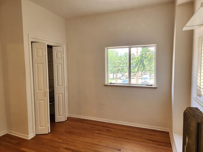 Building Photo - 1100 E 16th Ave