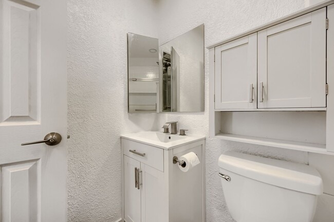 Building Photo - Move in ready unit on Fairway!