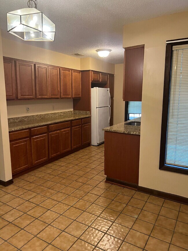 Building Photo - Large 2BD/ 2BTH with loft-Great Location