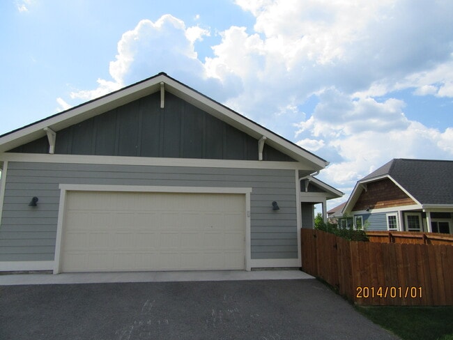 Building Photo - River Lakes Home