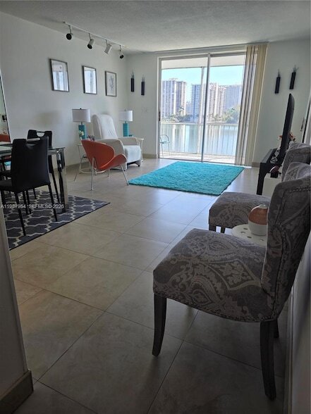 Building Photo - 2861 Leonard Dr