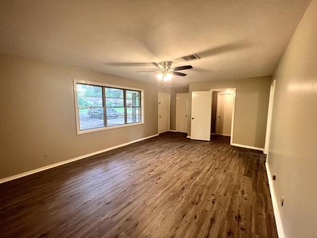 Building Photo - 703 Camellia Dr