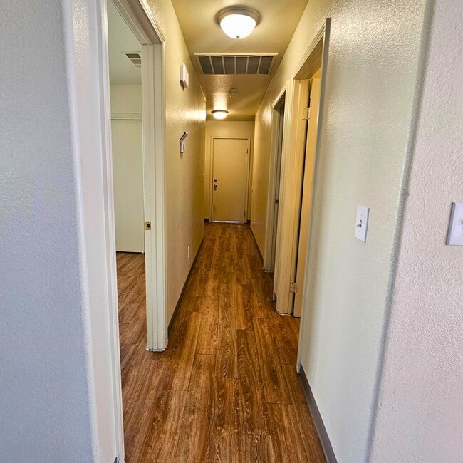 Building Photo - MOVE-IN READY 3BR/2BA SINGLE FAMILY HOME I...